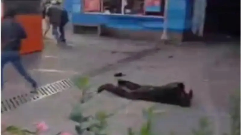 El uniformado quedó tendido en el piso/Captura de pantalla