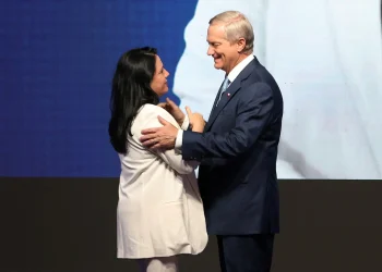 José Antonio Kast , saluda a María Trinidad Steinert la ministra de Seguridad destituida/AFP