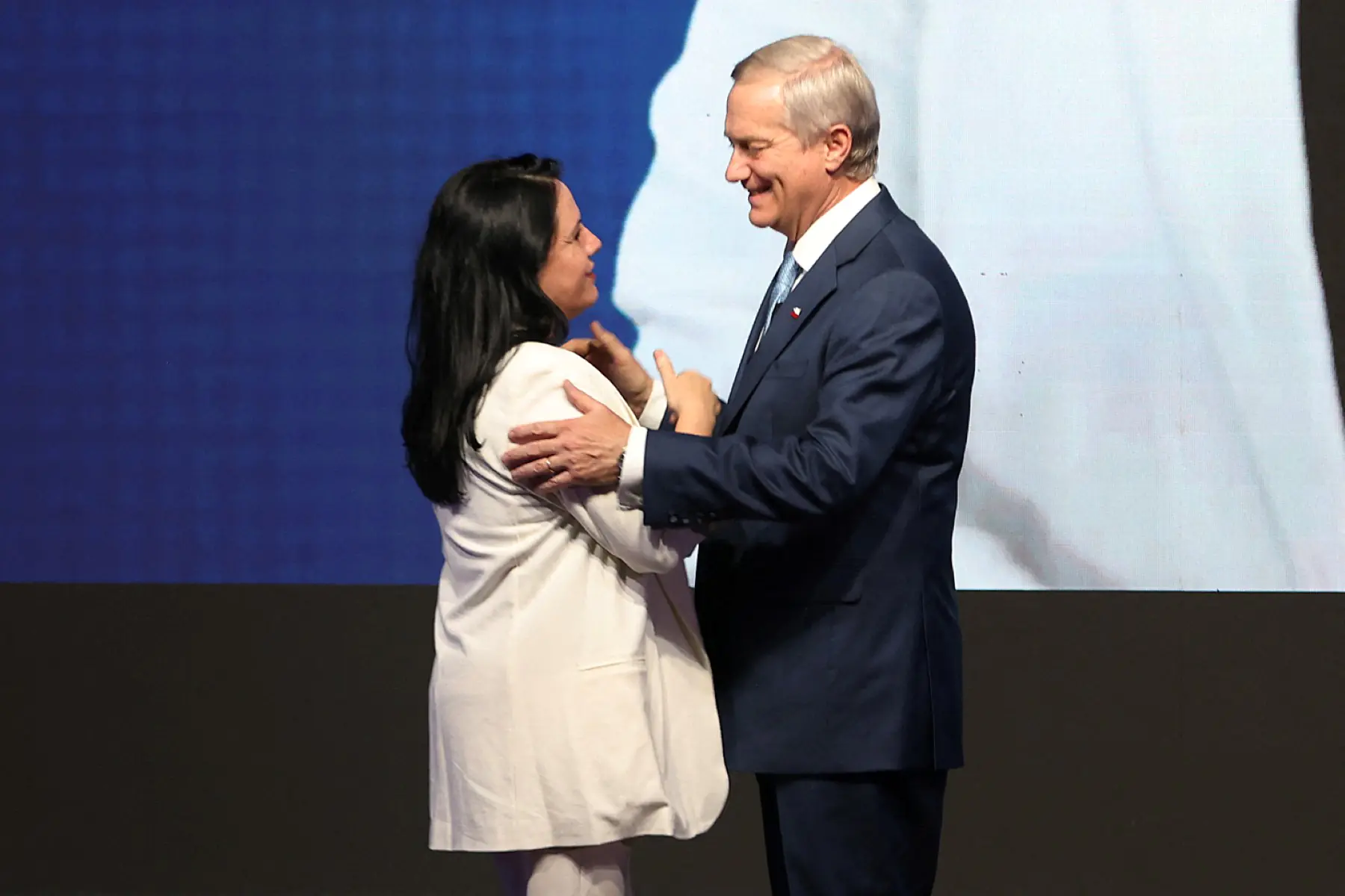 José Antonio Kast , saluda a María Trinidad Steinert la ministra de Seguridad destituida/AFP