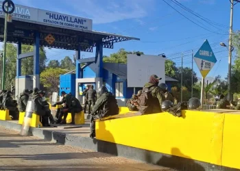 Los policías realizan el resguardo en el peaje de Huayllani/RRSS
