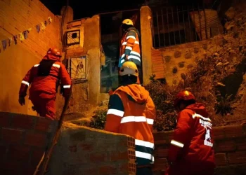 Personal de emergencias de la Alcaldía de La Paz atienden la emergencia. FOTO: GAMLP
