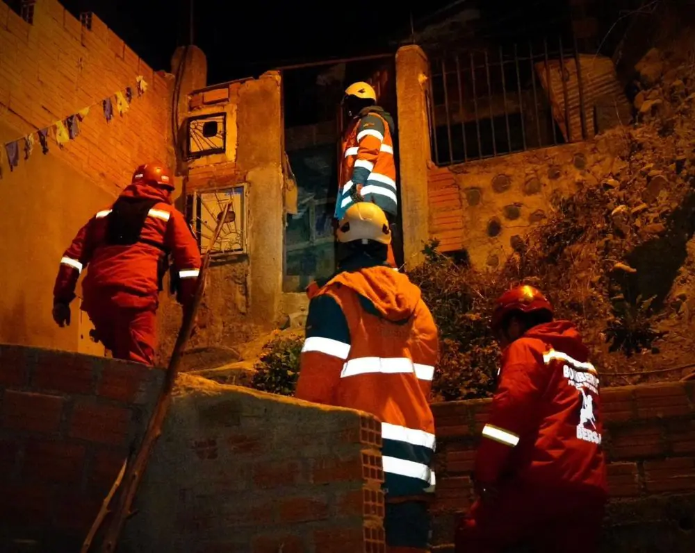 Personal de emergencias de la Alcaldía de La Paz atienden la emergencia. FOTO: GAMLP