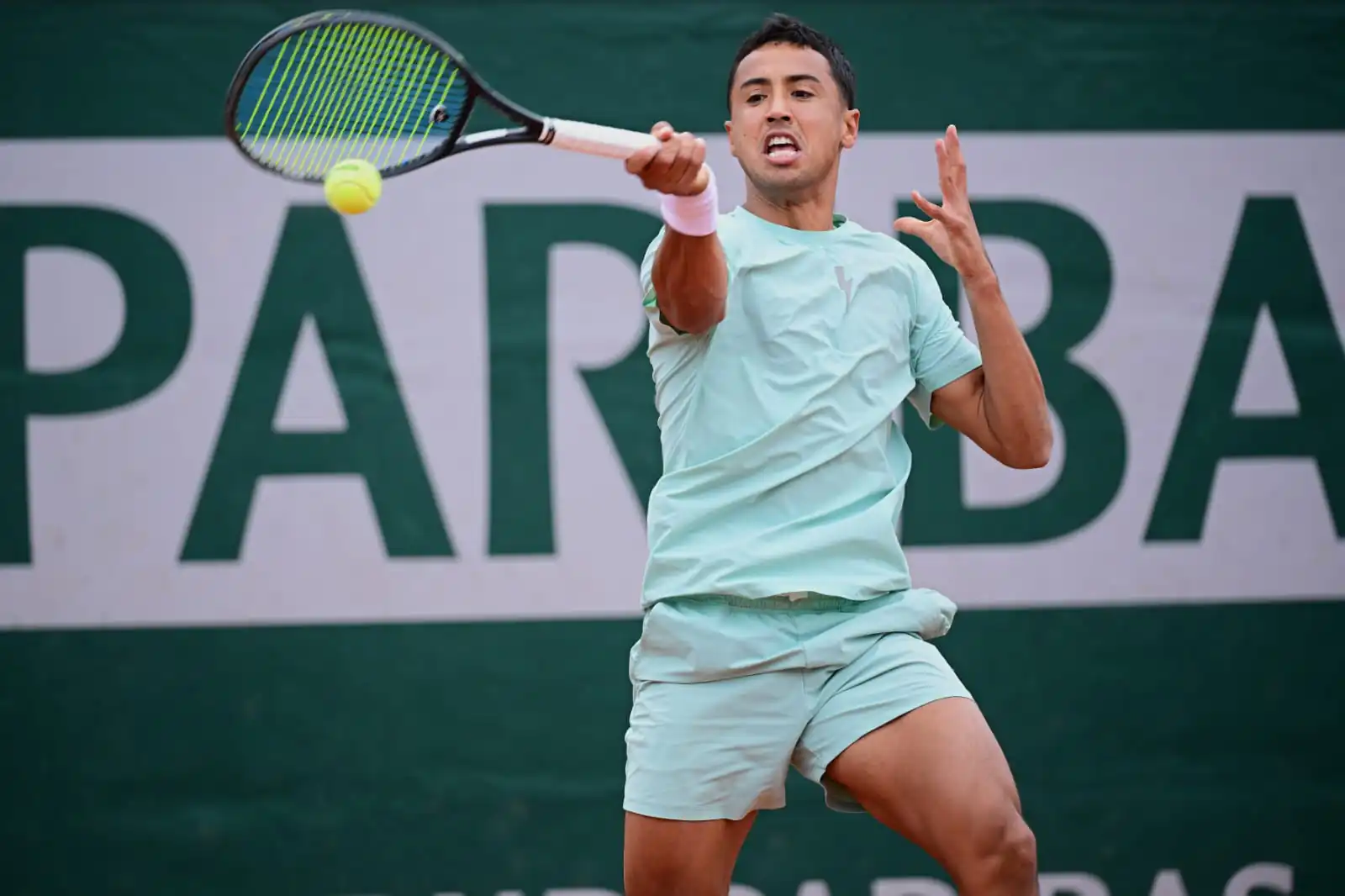 Hugo Dellien arrasa a Dodig y se acerca al Roland Garros