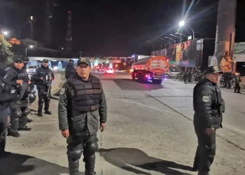 Policía escolta a 70 cisternas desde Senkata con combustible para La Paz y El Alto
