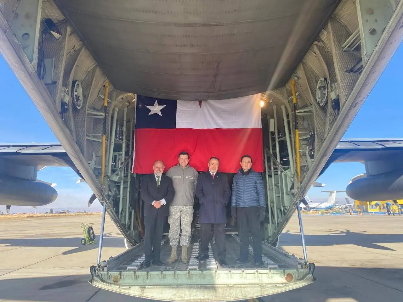 Avión chileno llega a El Alto con cinco toneladas de alimentos para La Paz