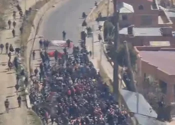 Marcha de la COB desciende desde El Alto hacia La Paz y exige la renuncia de Rodrigo Paz