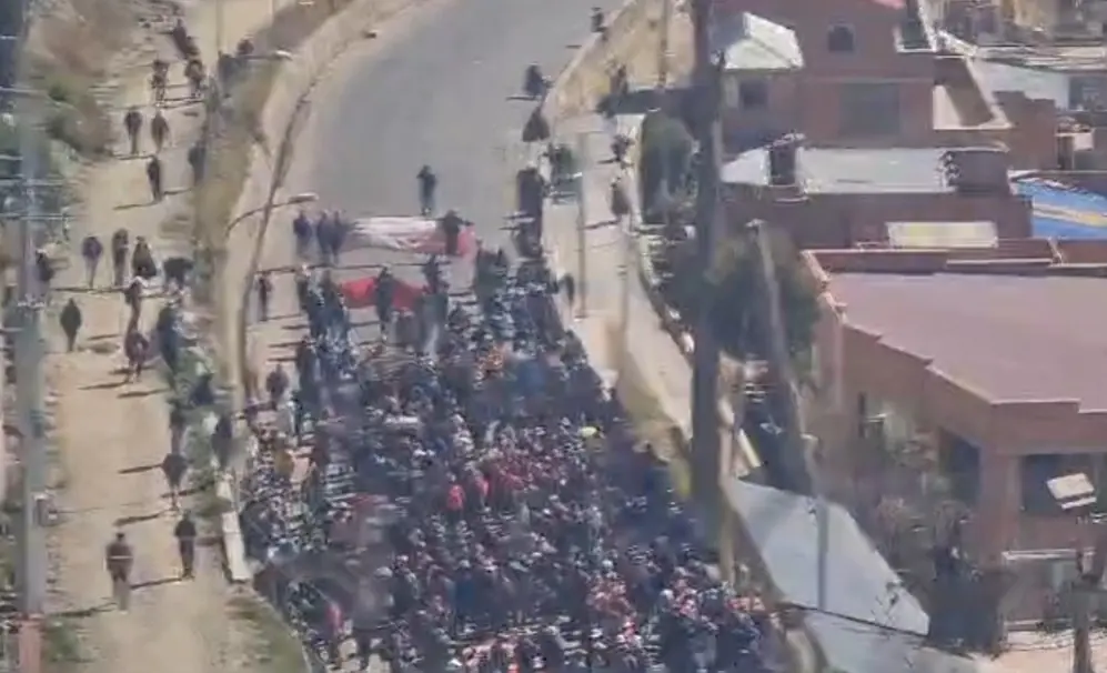 Marcha de la COB desciende desde El Alto hacia La Paz y exige la renuncia de Rodrigo Paz