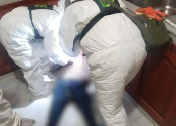 Personal del IDIF realiza el levantamiento del cuerpo sin vida de la víctima. FOTO: FGE