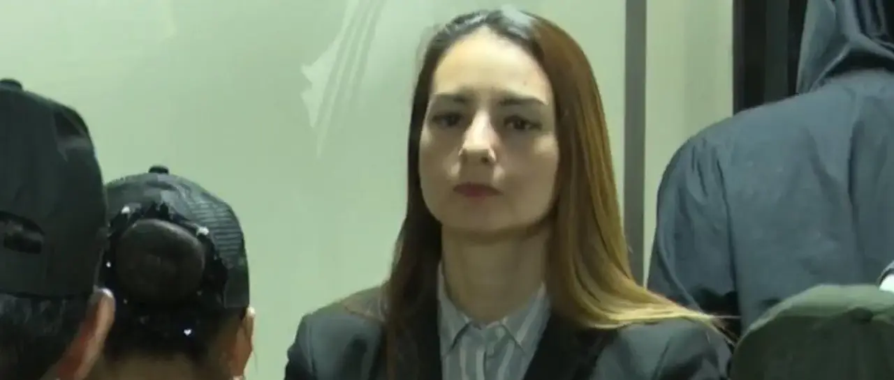 Laura Rojas al salir de la audiencia/Captura Unitel