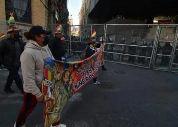 Marcha de la COB se repliega y disminuye el resguardo policial en el centro paceño