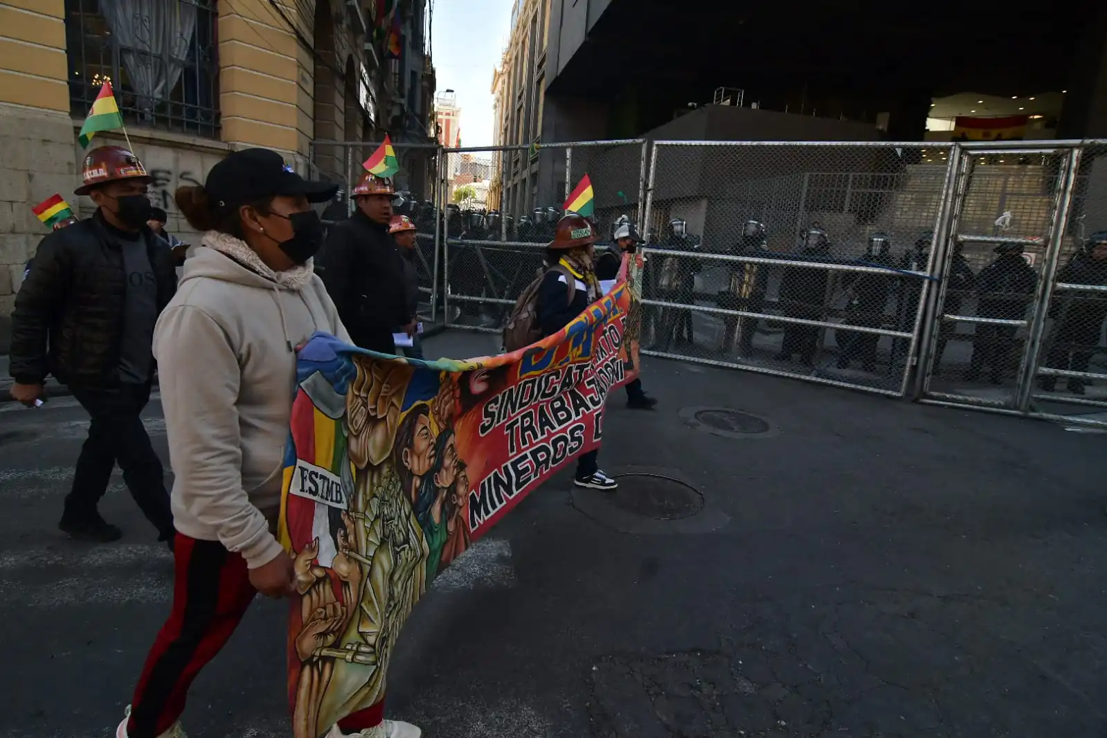 Marcha de la COB se repliega y disminuye el resguardo policial en el centro paceño