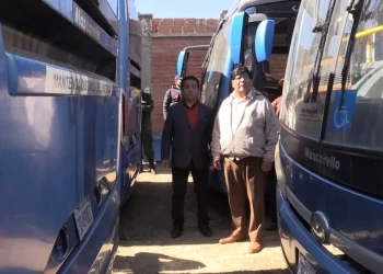 El alcalde de El Alto, Eliser Roca, realizó una inspección a las oficinas de los buses municipales. FOTO: GAMEA