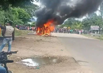 El vehículo fue incendiado/RRSS