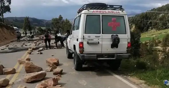Bloqueadores impiden el paso de ambulancias. Foto referencial RRSS