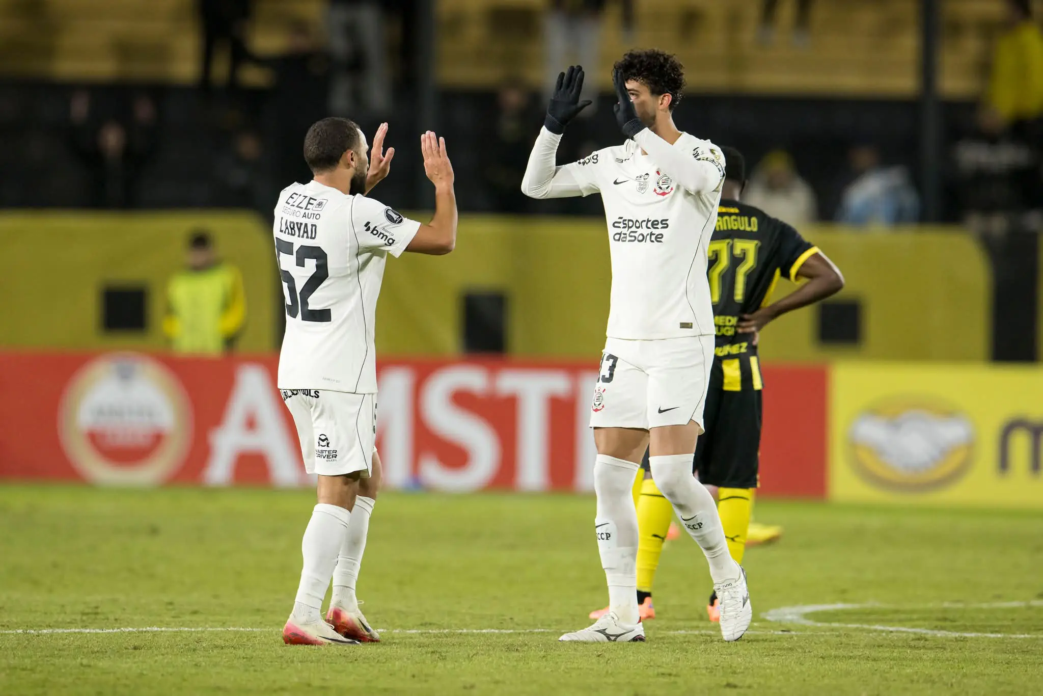 Corinthians despide a Peñarol y suma confianza en la Libertadores