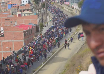 Una multitudinaria marcha desciende de El Alto a La Paz y exige la renuncia de Paz