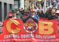 Marcha que exige la renuncia de Paz llega al centro; comercios y bancos cierran sus puertas