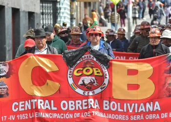 Marcha que exige la renuncia de Paz llega al centro; comercios y bancos cierran sus puertas