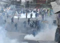 Policía gasifica a movilizados que intentan romper el cerco policial para ingresar a plaza Murillo