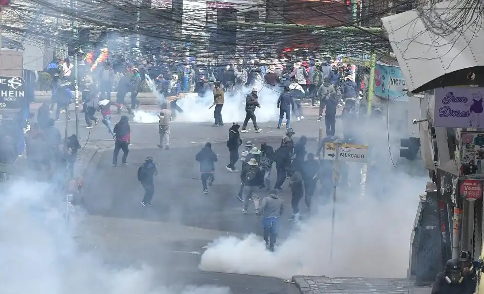 Policía gasifica a movilizados que intentan romper el cerco policial para ingresar a plaza Murillo