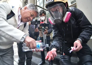 Marchistas agreden a periodistas con piedras y petardos en la calle Mercado