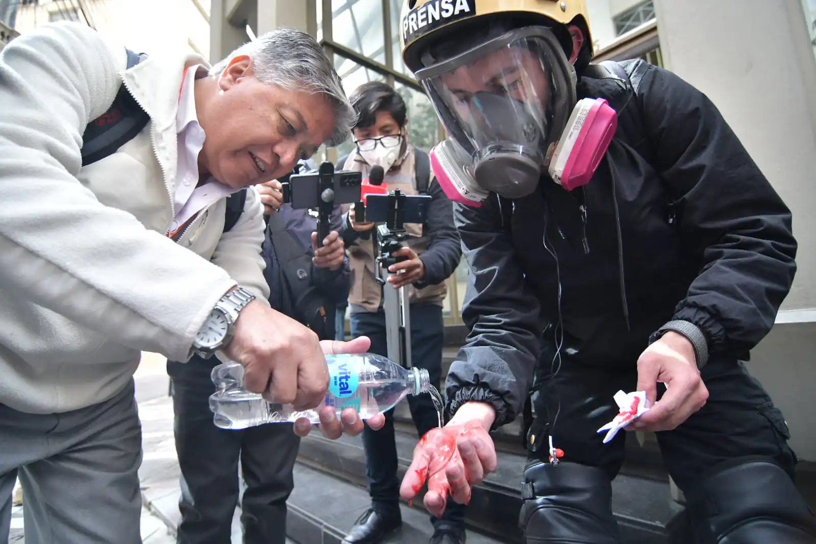 Marchistas agreden a periodistas con piedras y petardos en la calle Mercado