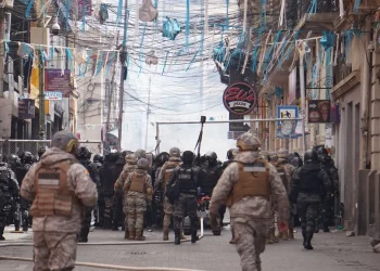 Policía repele a marchistas en el centro paceño; civiles evacúan entre gases
