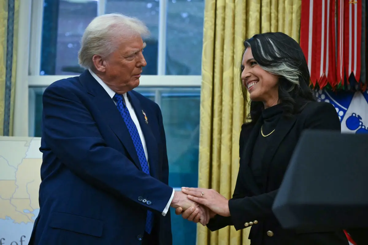 Trump y Tulsi Gabbard cuando fue designada/AFP