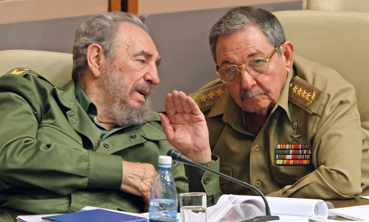 Raúl Castro junto a su hermano Fidel/AFP