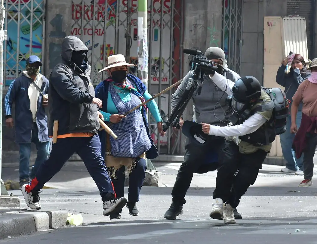Cancillería expresa respaldo a periodistas agredidos durante enfrentamientos en La Paz