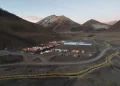 Esta vista aérea del campamento del proyecto minero de cobre Los Azules en la cordillera de los Andes/AFP
