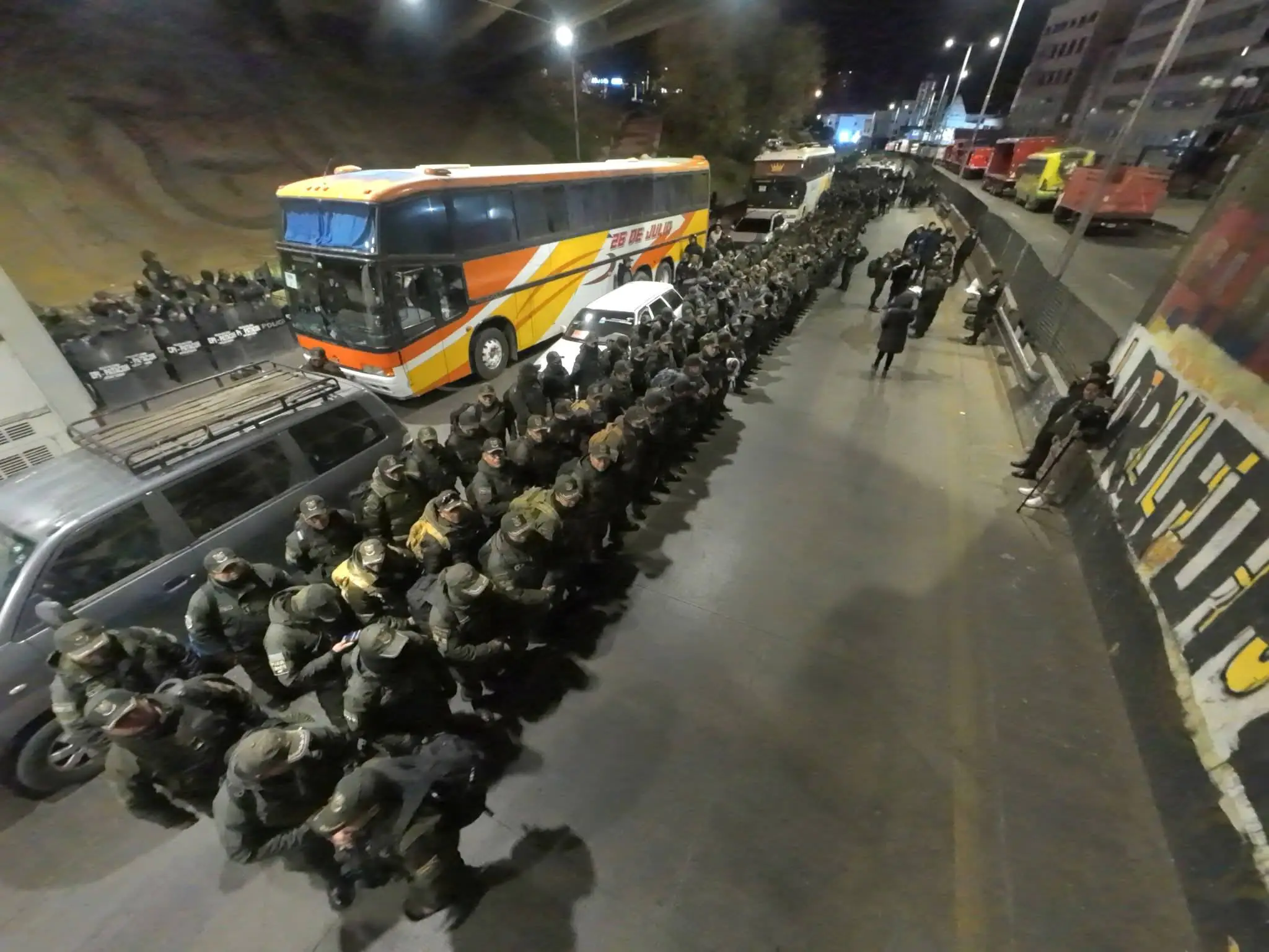 Policía y FFAA despliegan operativo para habilitar corredor humanitario