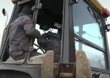 Bloqueadores atacan con piedras a maquinaria que despejaba la ruta La Paz-Oruro