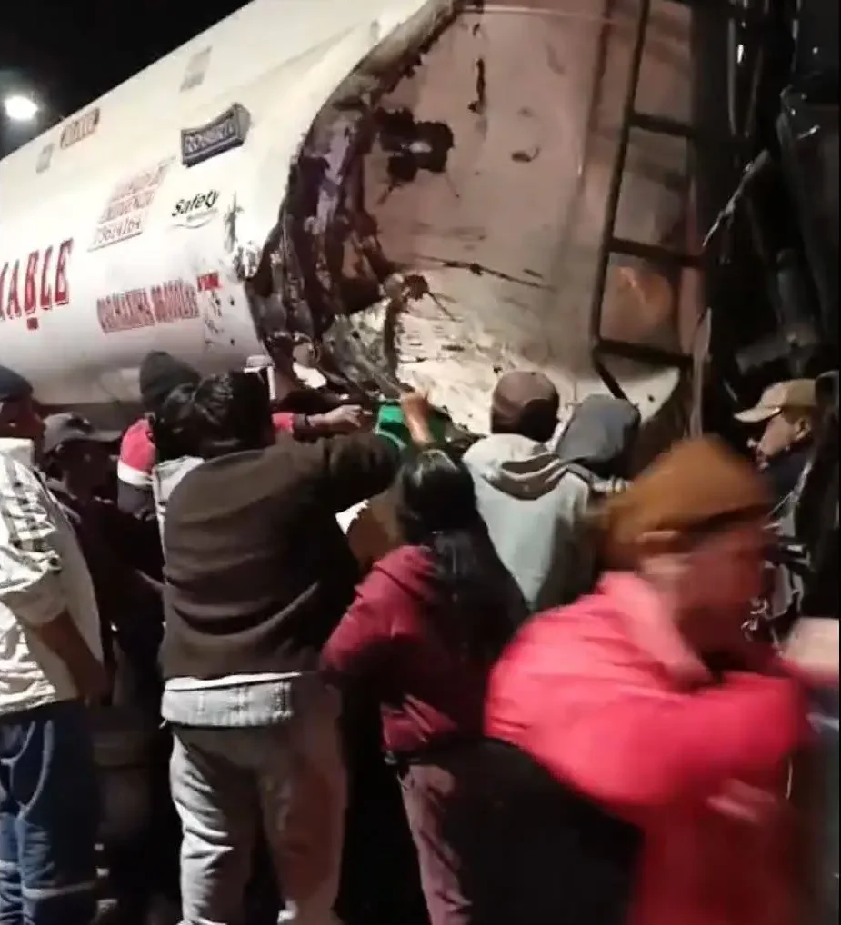 Cisterna con combustible colisiona con un tren en Villamontes