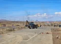 Maquinaria pesada limpia las vías en la ruta La Paz-Oruro