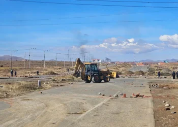 Maquinaria pesada limpia las vías en la ruta La Paz-Oruro