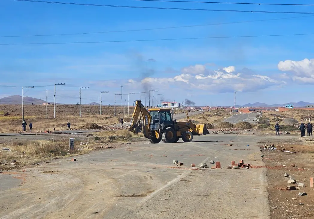Maquinaria pesada limpia las vías en la ruta La Paz-Oruro