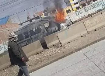 El minibús fue apedreado e incendiado/RRSS