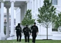 Agentes del Servicio Secreto patrullan los jardines/AFP