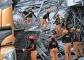 Los rescatistas buscan a las víctimas entre los escombros/AFP