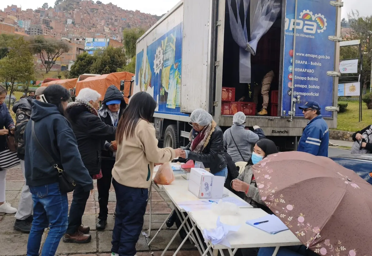 Brigadas de Emapa continúan distribuyendo carne de pollo en La Paz y El Alto