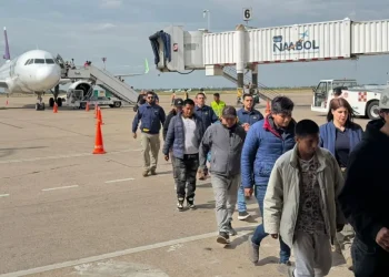 Bolivia recibe 23 expulsados de Chile por política migratoria de Kast