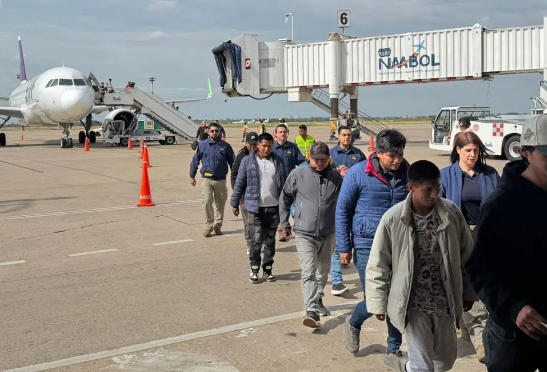 Bolivia recibe 23 expulsados de Chile por política migratoria de Kast