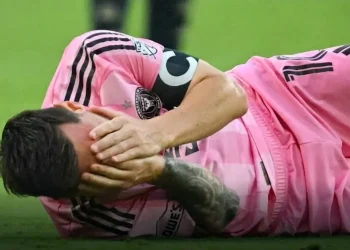 Se encienden las alarmas: Messi deja el campo con aparentes molestias