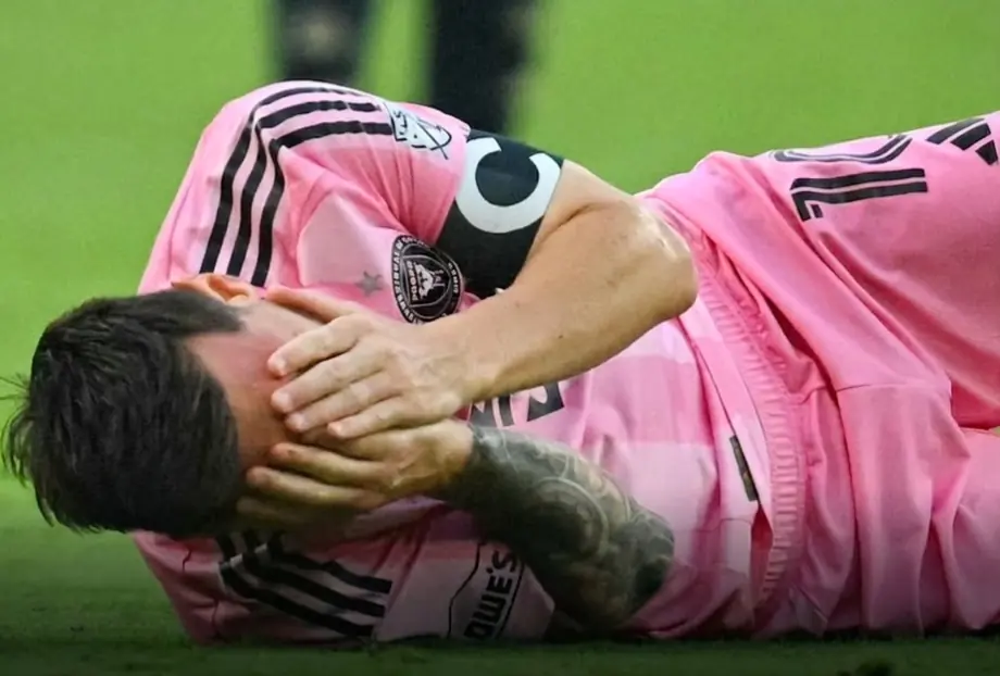 Se encienden las alarmas: Messi deja el campo con aparentes molestias