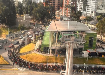 La Paz amanece sin transporte y con largas filas en los teleféricos