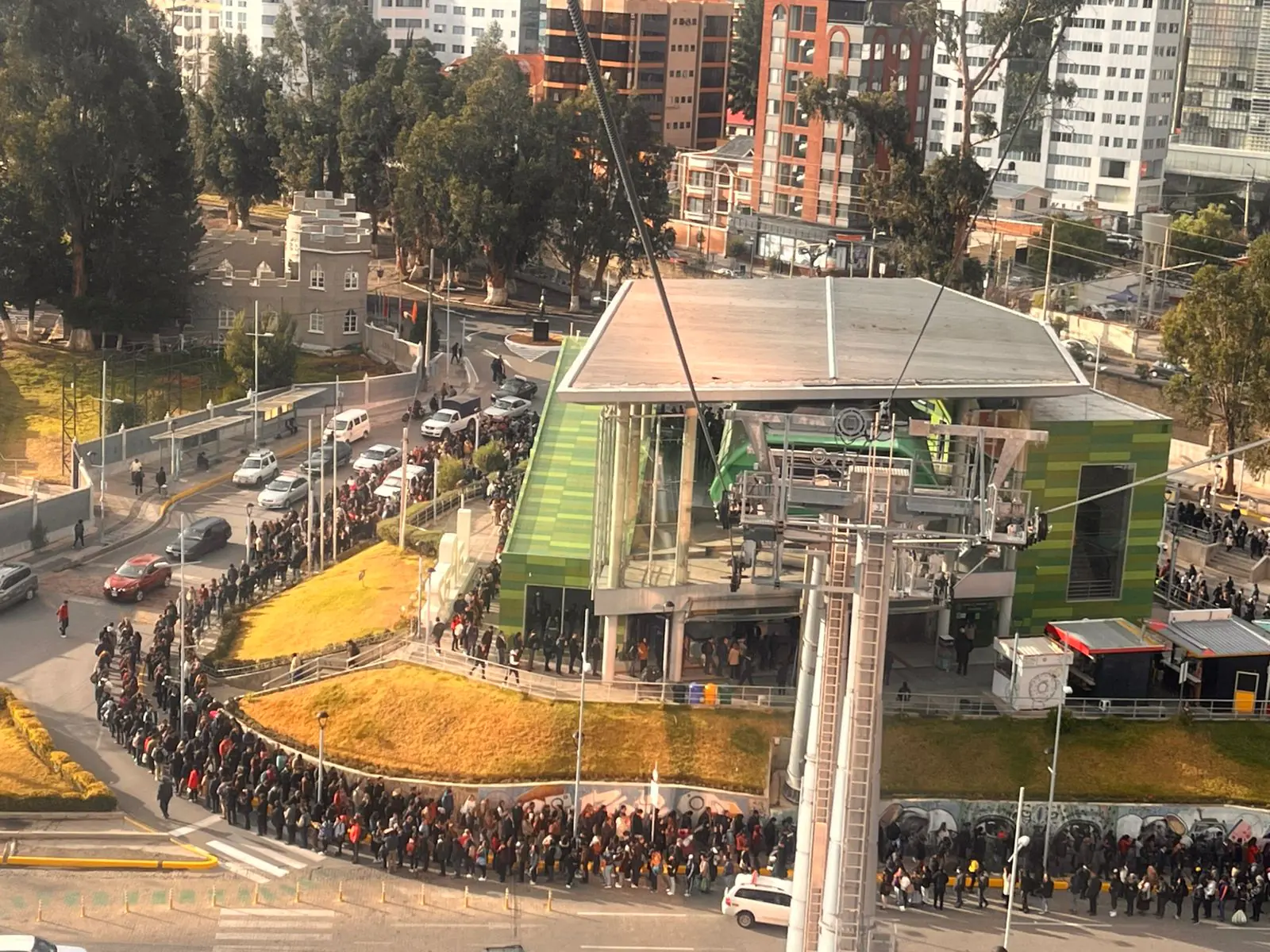La Paz amanece sin transporte y con largas filas en los teleféricos