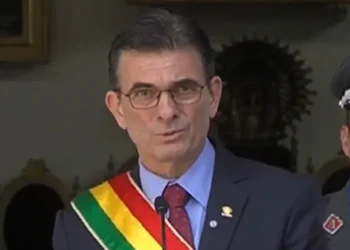 Paz anuncia reducción del 50% de su salario y el de sus ministros