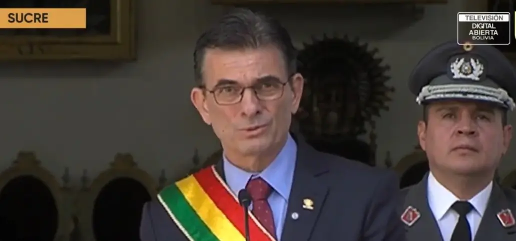 Paz anuncia reducción del 50% de su salario y el de sus ministros