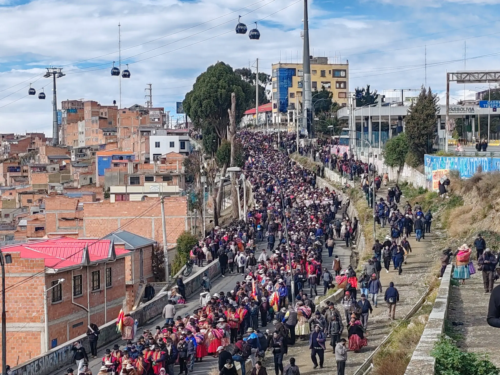 Campesinos marchan nuevamente hacia el centro paceño para exigir la renuncia de Paz